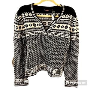 DKNY active VTG 90’s super soft sweater!!